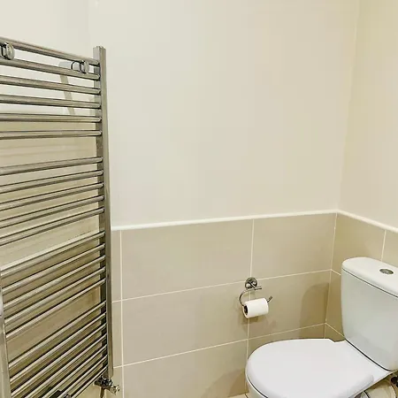 Peaceful And Cosy In Wprivate Bath - Close To Airport منزل للإقامة *
